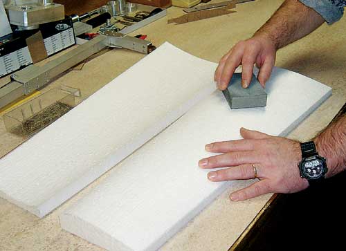 Rezanje poševne stranice v korenu krilnih polovic, ki določa V-lom krila.