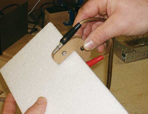 Rezanje okroglih robov na stabilizatorju.