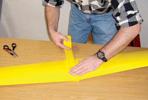 Krilo spojimo pod pravim V-lomom šele, ko sta obe polovici krila prekriti.