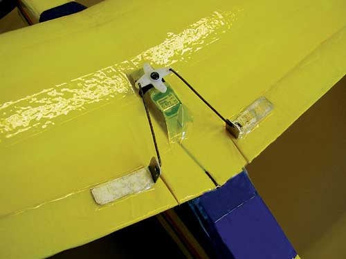 Servomotor za nagib lahko montirate tudi na zgornjo stran krila.